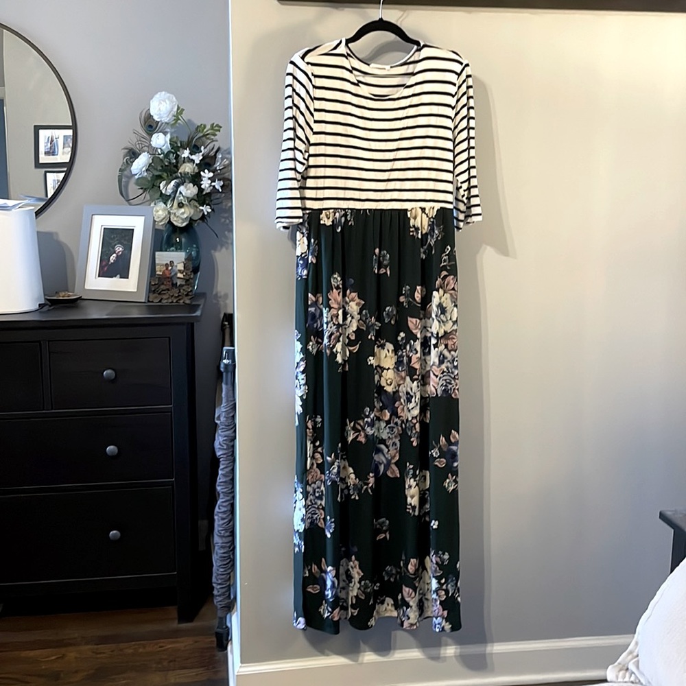 Liz & Co Maternity Maxi dress with 2/3 sleeves